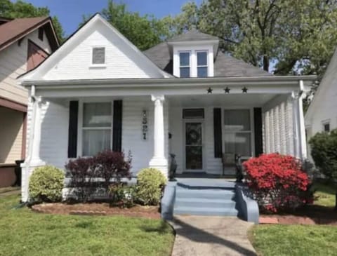 Beautiful 1892 stone cottage all the splendor of a time past.  Tranquility❤️