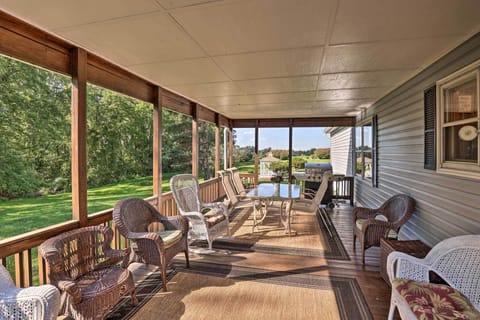 Enclosed Porch | 2.3 Mi to Lake Seneca