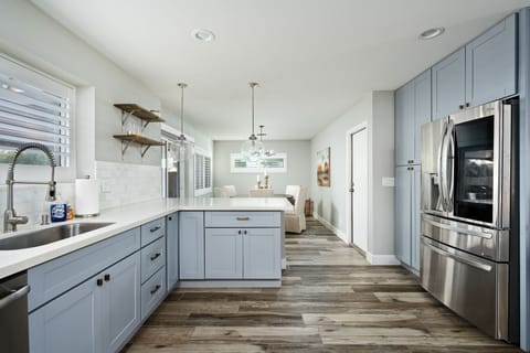 Kitchen with small island, all you need to cook and enjoy time together