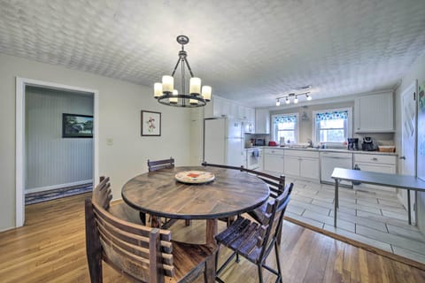 Dining Area | Dishware & Flatware Provided