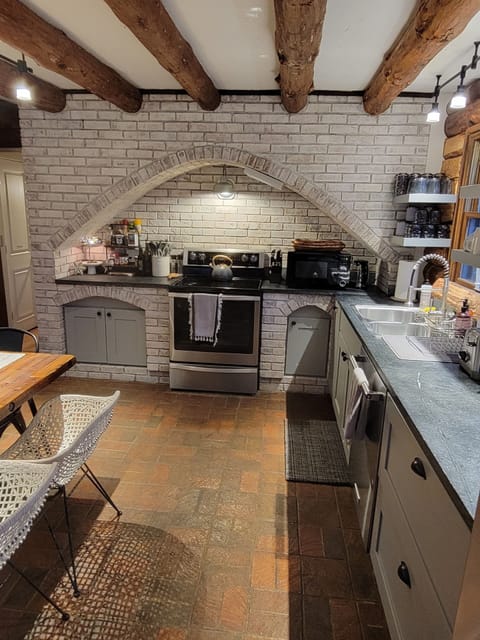 Fully-stocked kitchen that would delight any chef!