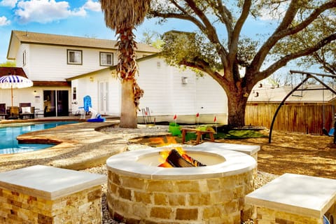 This fire pit is PRIMO!  Fire it on up with the provided propane tank and ENJOY.
