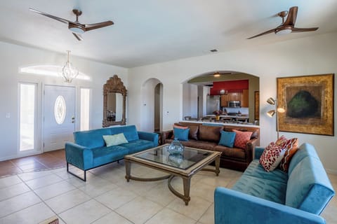 Our spacious living room is ideal for relaxation and connects directly to the
dining area for easy meal transitions! 🥳
