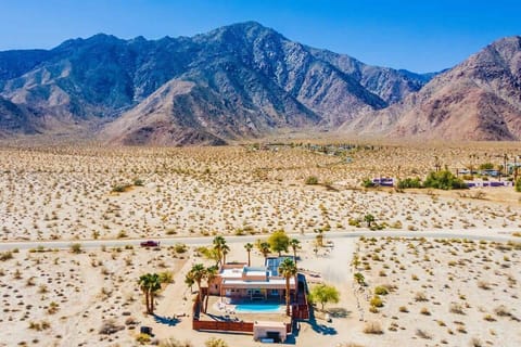 Welcome to the Moonlit Retreat: A 6-bedroom oasis in Borrego Springs
with a private pool and hot tub. Perfect for your desert escape! 🌌🌴
