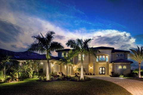 Villa Noumena - Front view by night