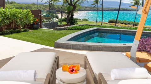 Ground floor lanai with private steps down to lawn oto the beach 