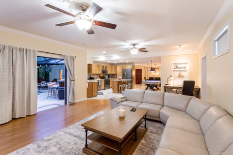 Living room & Kitchen