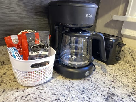 Drip coffeemaker with 3 complimentary coffee packets