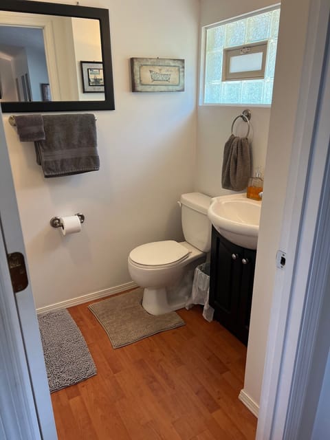 Full bathroom with towels provided.