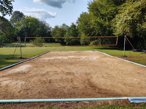 Open 8 a.m.-9 p.m. daily. For booked guest use only. No friends or relatives.