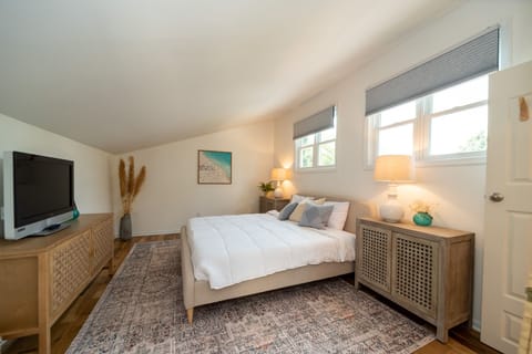 King bedroom with en suite full bath - 2nd floor