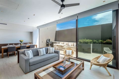 Chic coastal vibes in the heart of Los Cabos – your living room retreat awaits