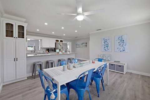 Dining table for 6 + 4 at the bar