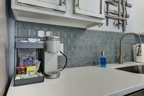 Enjoy a Keurig with a fully stocked selection of coffee pods, ensuring you can brew your favorite cup of coffee with ease. Whether you prefer bold, mild, or flavored brews, there's a pod for every taste to start your day right.