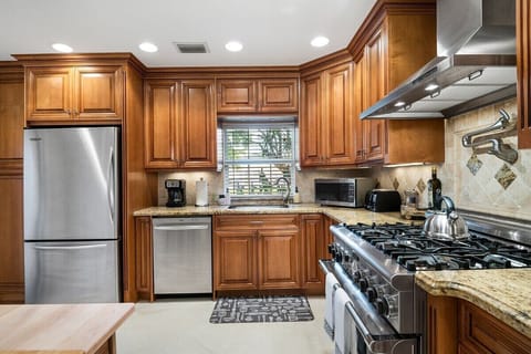 Cook up a family meal on our high-end Thermador Professional series gas range stove-top with a pot filler faucet. 