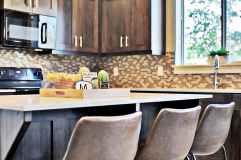 421 Kitchen Brand New ('18), New GE Appliances, w/ an Island