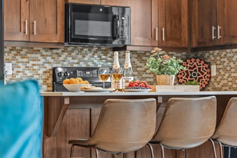 421 Kitchen Brand New ('18), New GE Appliances, w/ an Island