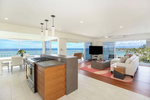 As good as it gets! - Spacious open-concept kitchen/living room/dining area with panoramic ocean, beach, park, city, and mountain views