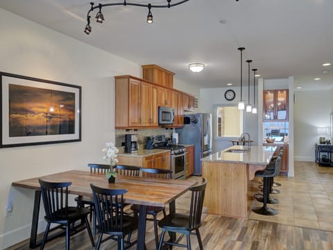 Condo 224 - Fully Furnished Kitchen & Dining Space