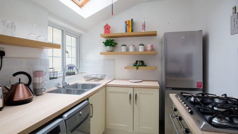 Kitchen, Hillside Cottage, Bolthole Retreats