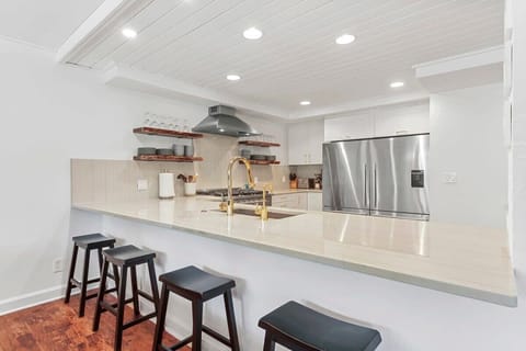 Fully-equipped kitchen with 4 breakfast bar stools