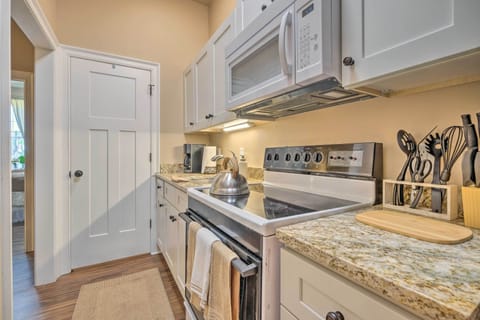 Well-Equipped Kitchen | Pots & Pans