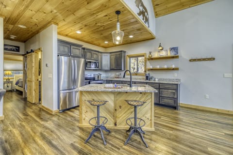 Kitchen - Beautiful kitchen with upgraded appliances.