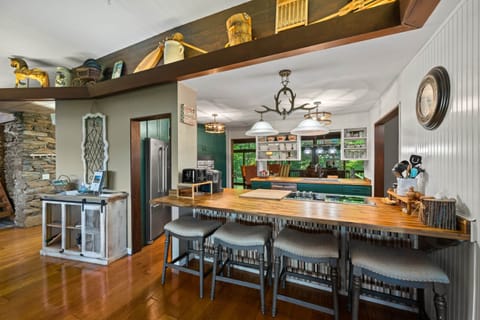 eat in bar area seats 4