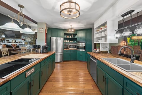 Open kitchen with plenty of cabinet now has double oven