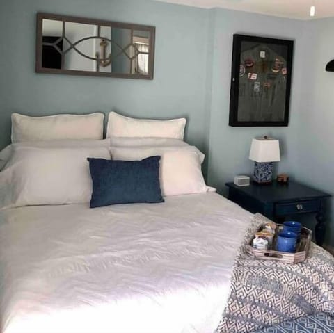 Very comfy and cozy queen size Serta mattress. 