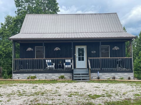 Cabin all to yourself one mile from Yatesville lake Marina