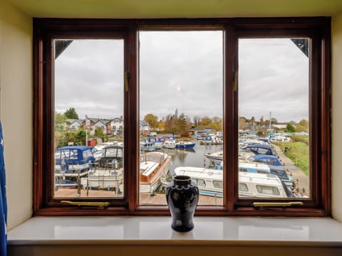 Twin bedroom | Riverside Cottage, Loddon