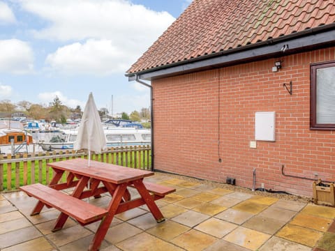 Patio | Riverside Cottage, Loddon