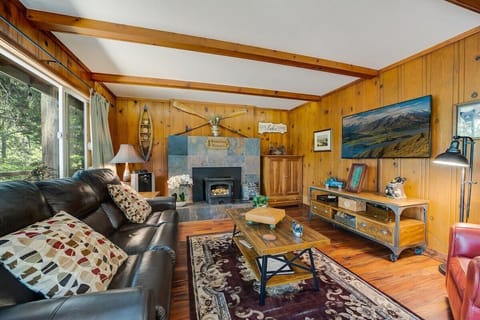 Our gorgeous living room. Equipped with smart TV and Fireplace. 