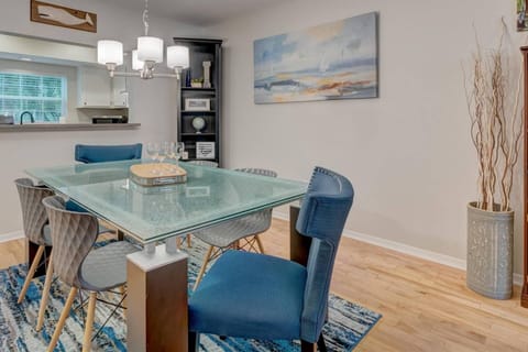 Comfortable dining space for up to 6