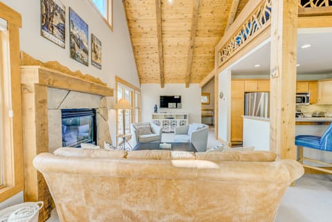 Spacious living area with gas fireplace, flat screen TV, vaulted ceilings, ample seating and breathtaking views plus great lighting from the large windows.