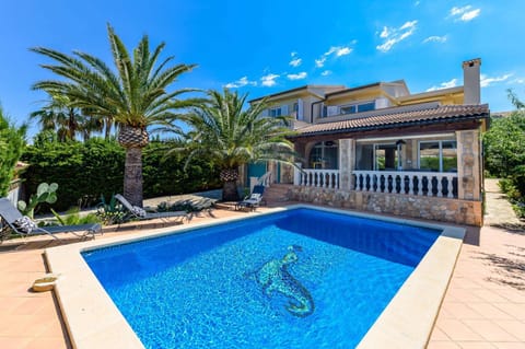 House with swimming pool