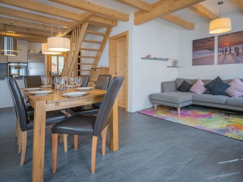 Table, Furniture, Couch, Building, Picture Frame, Wood, Interior Design, Flooring, Floor, Lamp