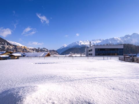 Sky, Cloud, Mountain, Snow, Slope, Body Of Water, Glacial Landform, Natural Landscape, Ice Cap, House