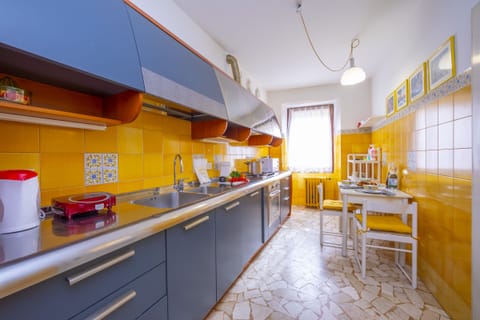 The fully equipped kitchen with dishwasher, oven, cooker hob and Microwave