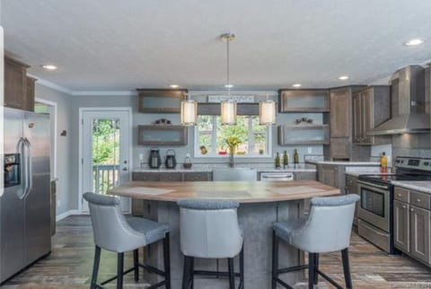 huge beautiful kitchen 