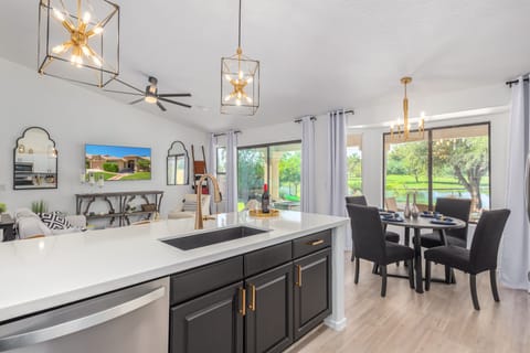 Dinning area with the lake view 