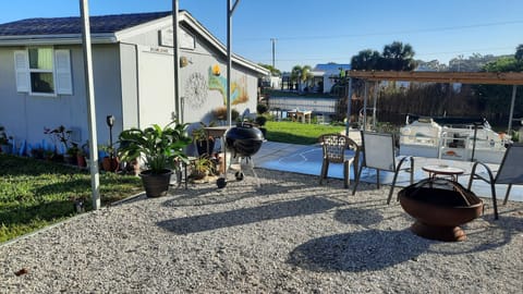 Tranquil outdoor space on the canal. BBQ, Firepit, cornhole