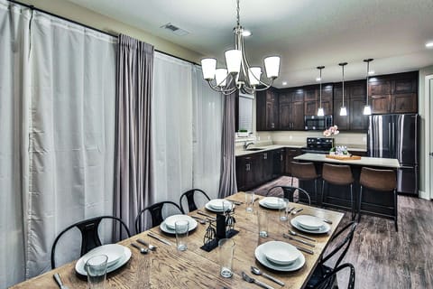 594 Dining Area with Seating for 8!