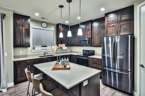 Entrada #594 Kitchen Brand New ('18), New Samsung Appliances, w/ a Island