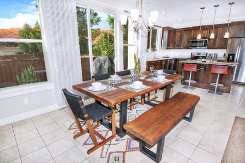 624 Eight (8) seating dining area and a Well Equipped and stylish Kitchen