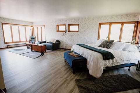 This room has a king size bed as well as an attached bathroom. 