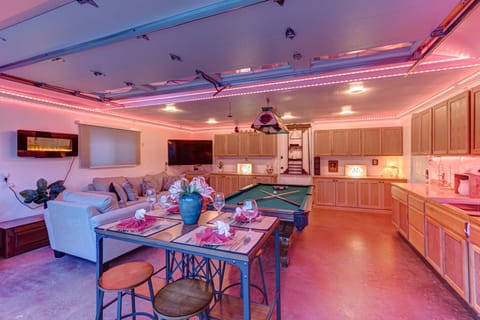 Dimmable lighting, Full refrigerator and freezer. 