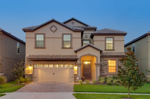 4000 sqft, 2 story home with private swimming pool and spa