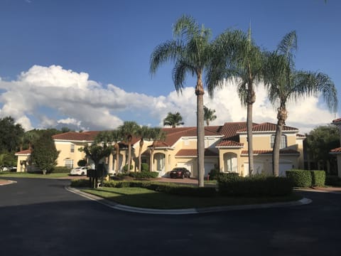 800 Lambiance Building looking in to Cul de Sac.